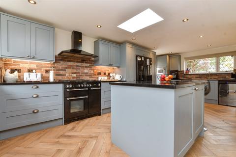 207 Chipstead Way, Woodmansterne, Banstead, SM7 3JN