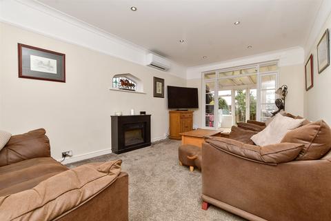 207 Chipstead Way, Woodmansterne, Banstead, SM7 3JN
