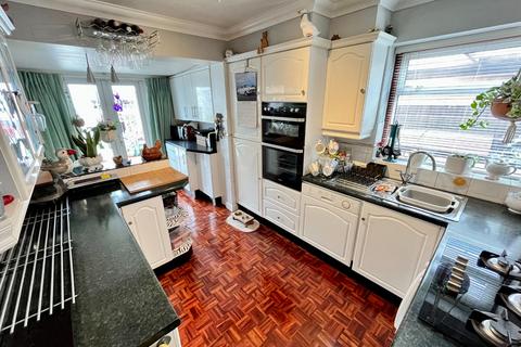 2 bedroom semi-detached bungalow for sale, Poets Green, Luton, Bedfordshire, LU4 0LQ