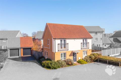 7 Ambrose Chase, Basildon, SS14 2FT