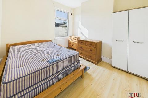 2 bedroom flat to rent, Churchill Road, London