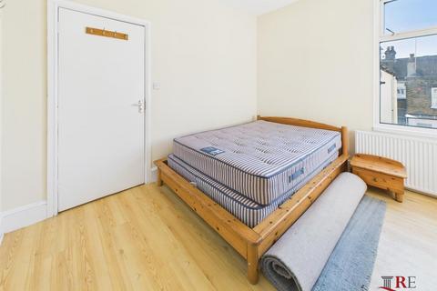 2 bedroom flat to rent, Churchill Road, London