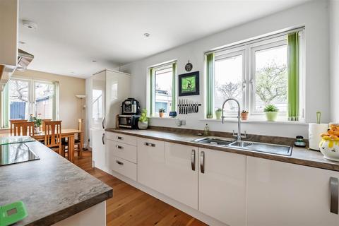 9 Bushey Shaw, Ashtead, KT21 2HP