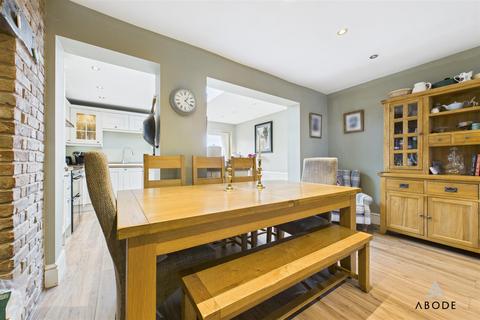 19 Bank Close, Uttoxeter, ST14 8BP