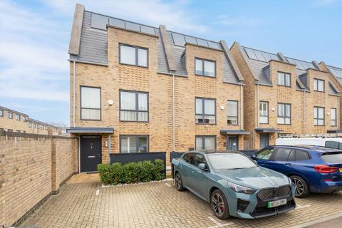 68 Well Grove, London, N20 9BN