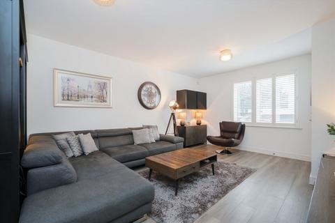 68 Well Grove, London, N20 9BN