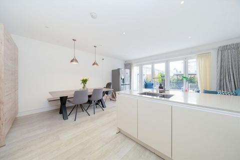 68 Well Grove, London, N20 9BN