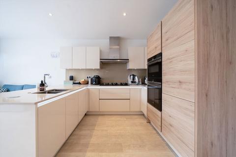 68 Well Grove, London, N20 9BN