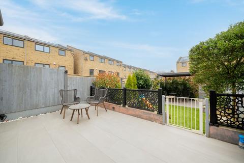 68 Well Grove, London, N20 9BN