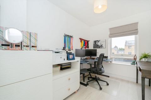 68 Well Grove, London, N20 9BN