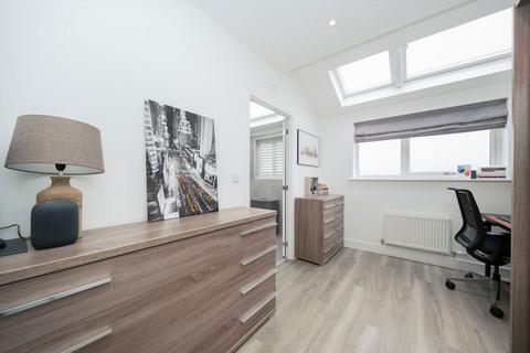 68 Well Grove, London, N20 9BN