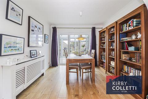 23 Briscoe Close, Hoddesdon, EN11 9DH