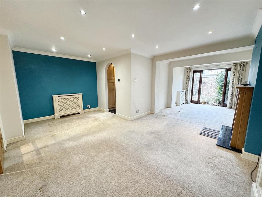 Lounge/Dining Area