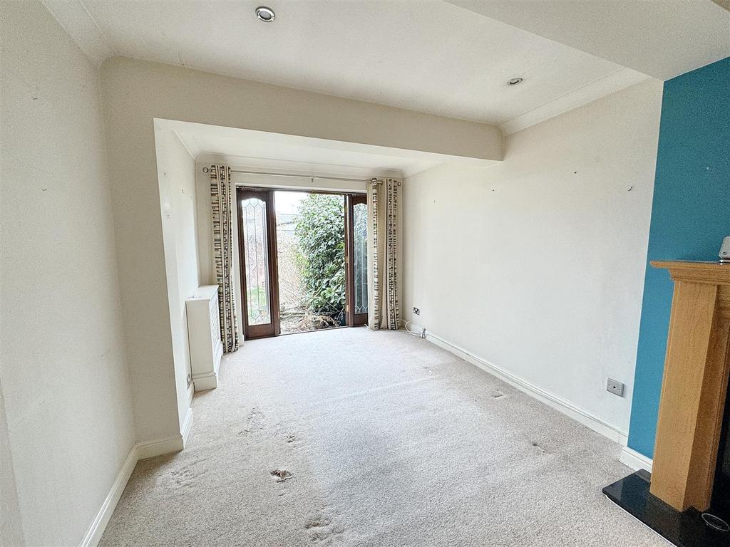 Lounge/Dining Area