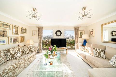 25 Barlow Drive, London, SE18 4NE