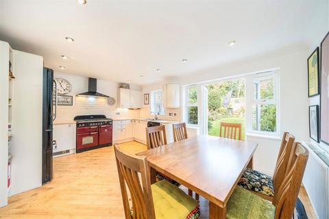 25 Barlow Drive, London, SE18 4NE