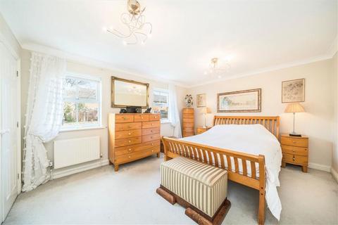 25 Barlow Drive, London, SE18 4NE