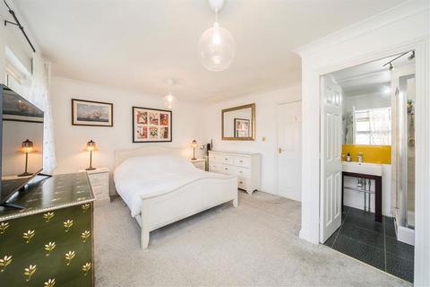 25 Barlow Drive, London, SE18 4NE