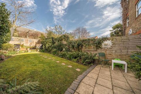 25 Barlow Drive, London, SE18 4NE
