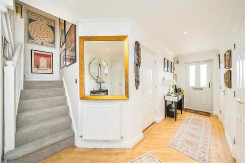 25 Barlow Drive, London, SE18 4NE