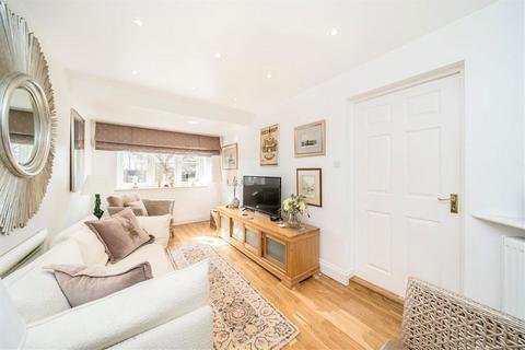 25 Barlow Drive, London, SE18 4NE