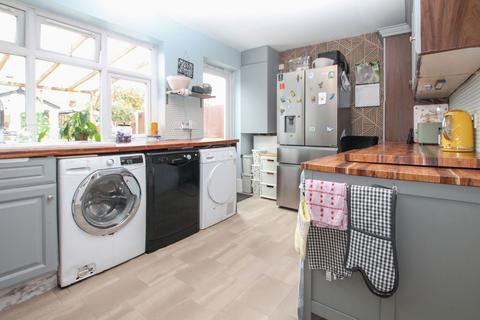 18 Newtons Close, Rainham, RM13 7AX