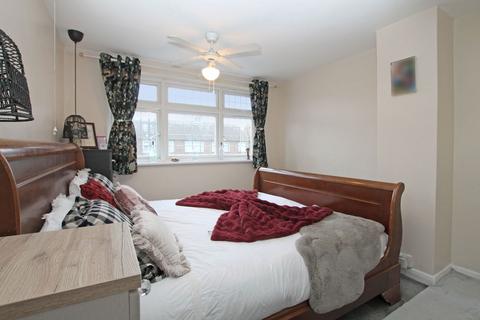 18 Newtons Close, Rainham, RM13 7AX