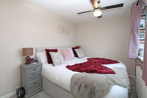 18 Newtons Close, Rainham, RM13 7AX