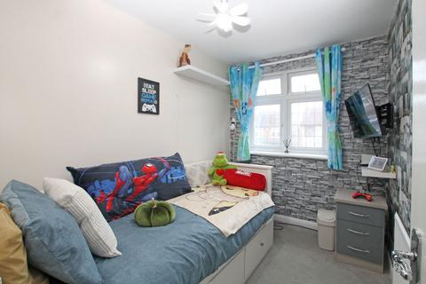 18 Newtons Close, Rainham, RM13 7AX