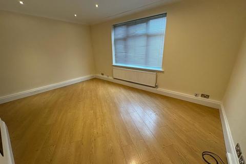 3 bedroom semi-detached house to rent, Pinkwell Lane, Hayes