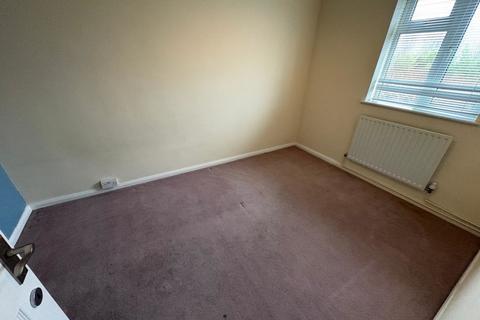 3 bedroom semi-detached house to rent, Pinkwell Lane, Hayes