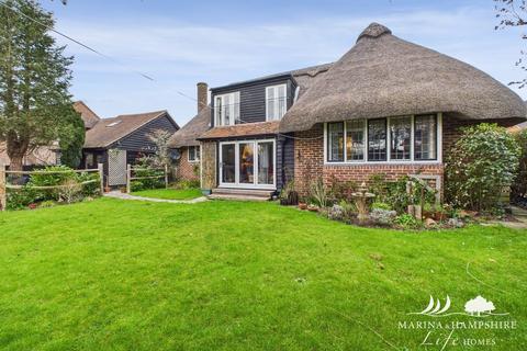 8 Beaver Close, Chichester, PO19 3QU