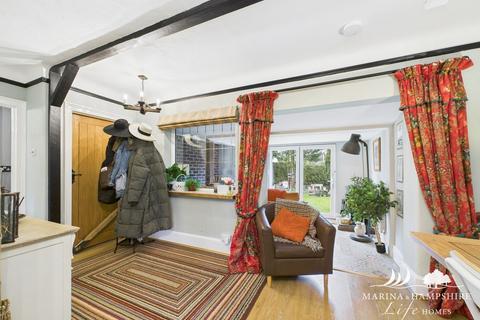 8 Beaver Close, Chichester, PO19 3QU