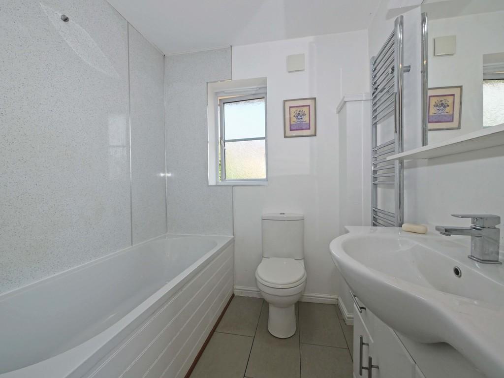 39 MOATHOUSE WAY BATHROOM01 copy