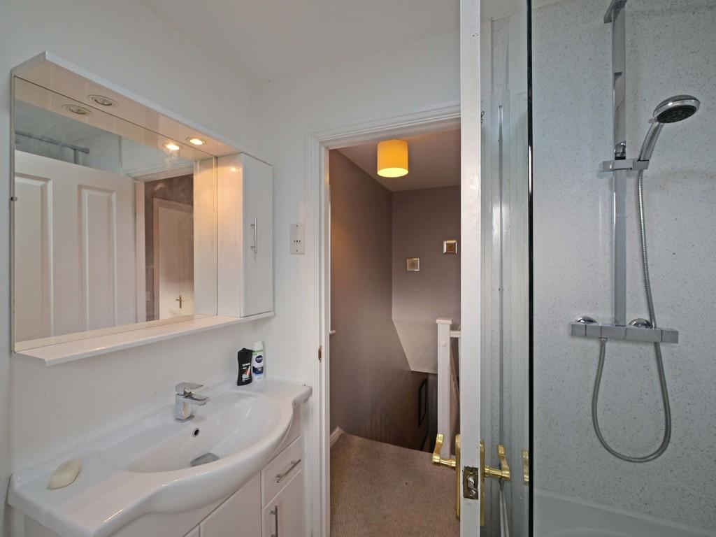 39 MOATHOUSE WAY BATHROOM03 copy