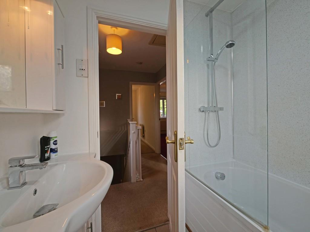 39 MOATHOUSE WAY BATHROOM04 copy