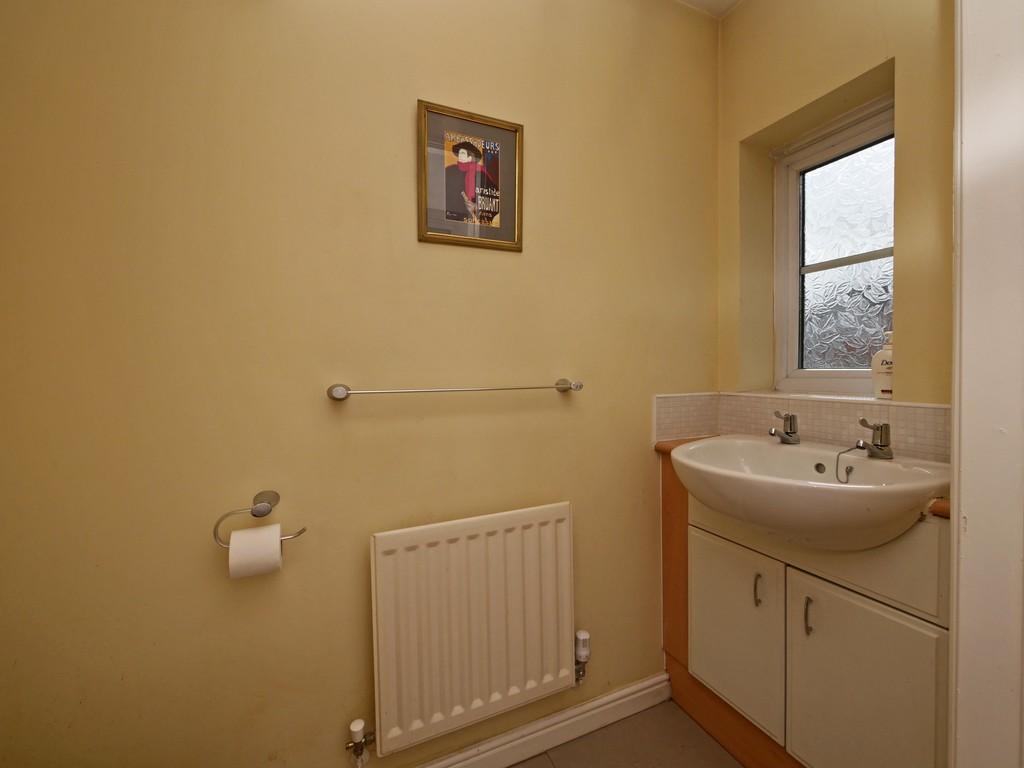 39 MOATHOUSE WAY ENTRANCE HALL &amp; WC03