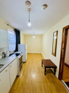 Studio to rent, 231-233 Hoe Street
