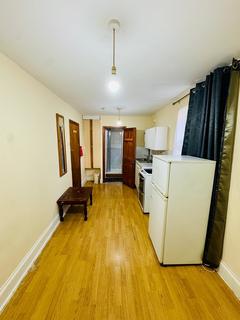 Studio to rent, 231-233 Hoe Street