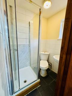 Studio to rent, 231-233 Hoe Street