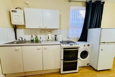 Studio to rent, 231-233 Hoe Street