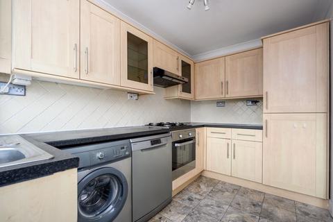 3 bedroom terraced house to rent, Station Avenue, Walton-On-Thames
