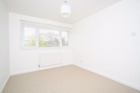 3 bedroom terraced house to rent, Station Avenue, Walton-On-Thames