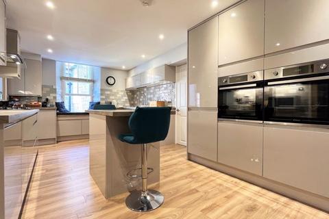 3 bedroom retirement property for sale, Victoria Court, Silver Street, Ilminster, Somerset TA19