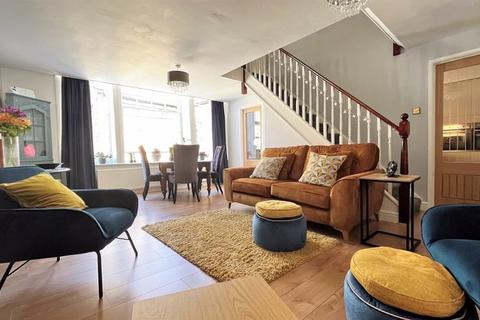 3 bedroom retirement property for sale, Victoria Court, Silver Street, Ilminster, Somerset TA19
