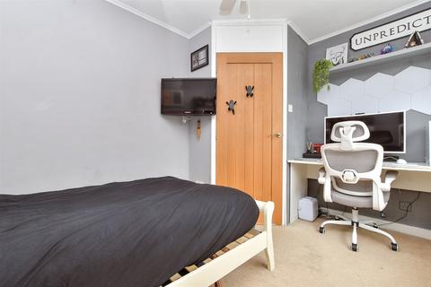 4 Sherborne Walk, Leatherhead, KT22 8UL