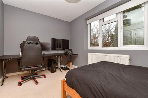 4 Sherborne Walk, Leatherhead, KT22 8UL