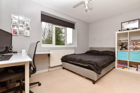 4 Sherborne Walk, Leatherhead, KT22 8UL