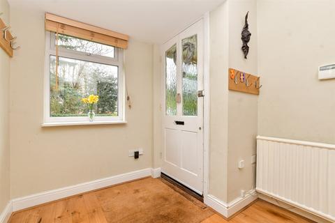 4 Sherborne Walk, Leatherhead, KT22 8UL