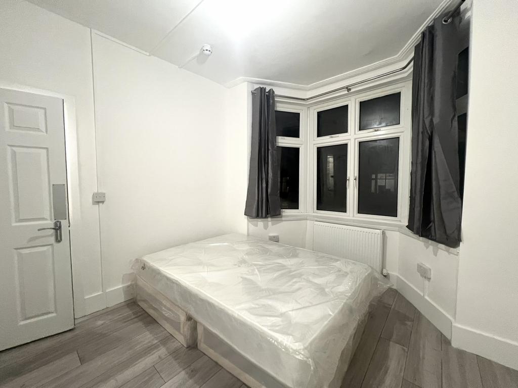 Studio Flat to rent immediately available in Mitc